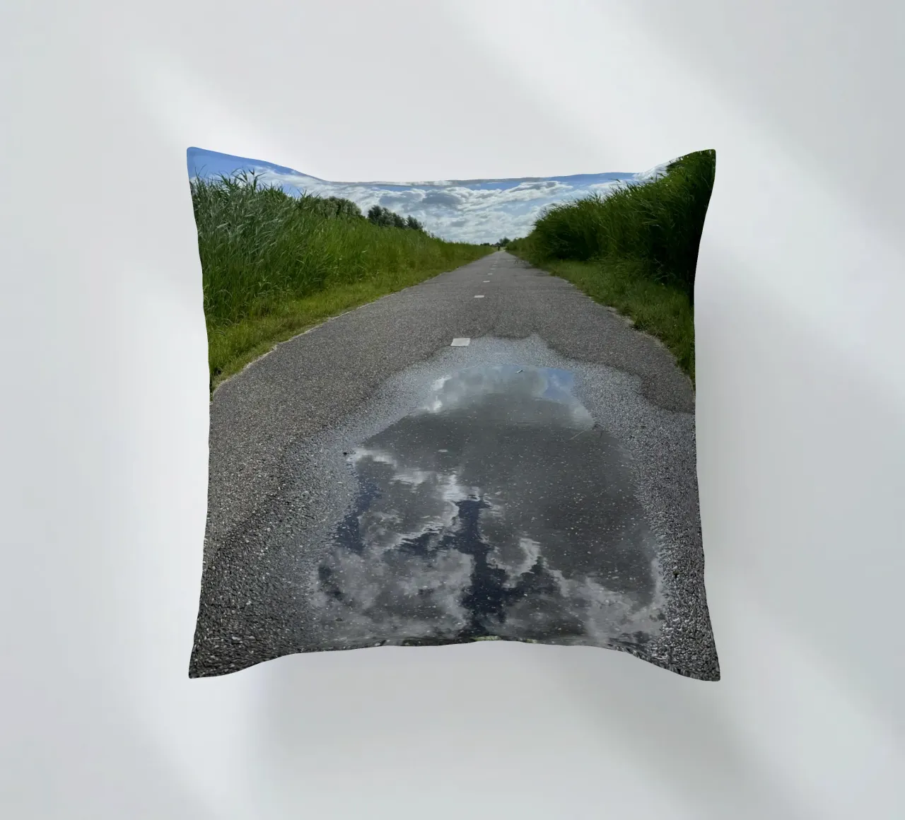 Riflessi di un cielo nuvoloso a Leeuwarden cuscino da byrieneke