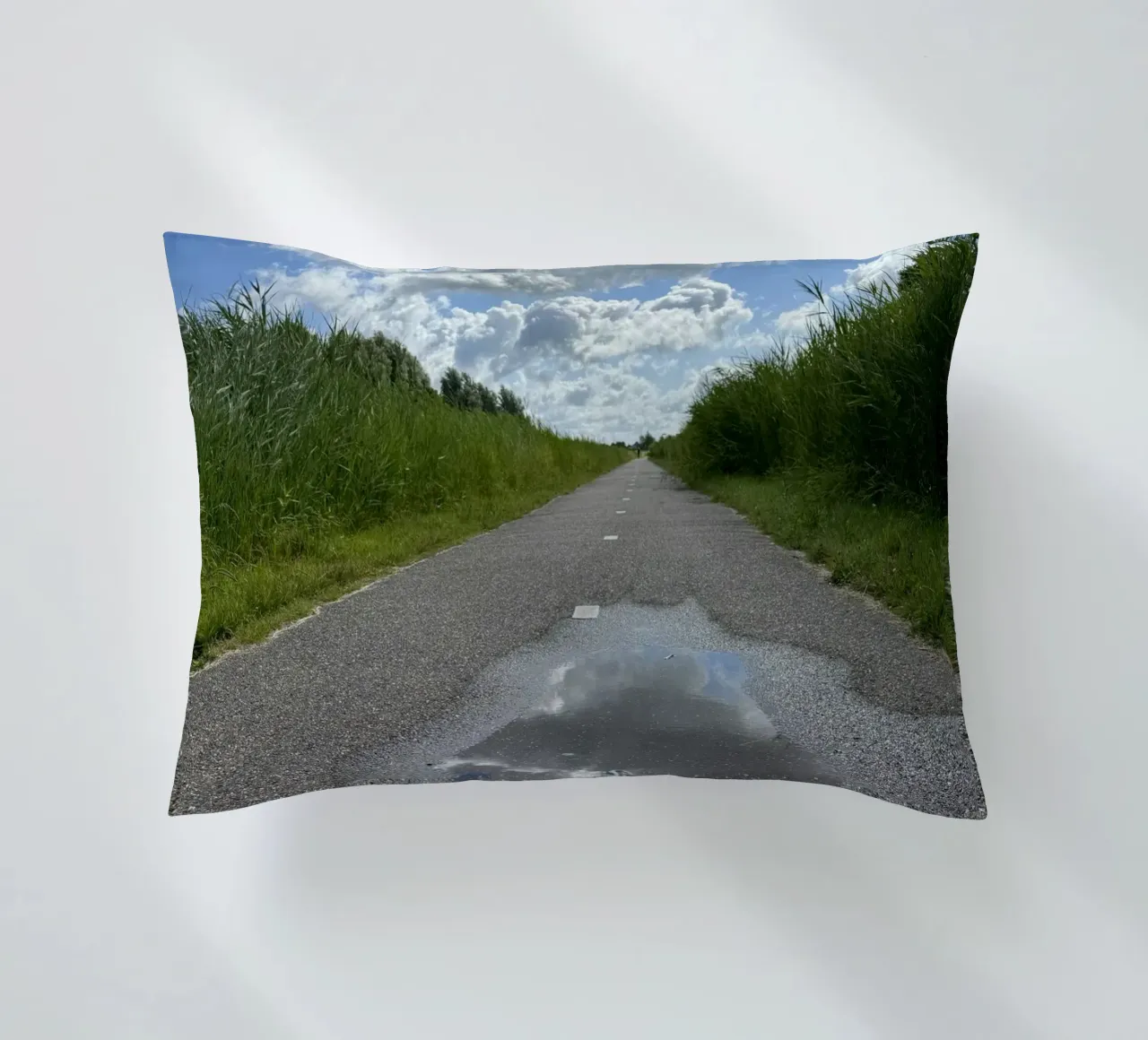 Riflessi di un cielo nuvoloso a Leeuwarden cuscino da byrieneke