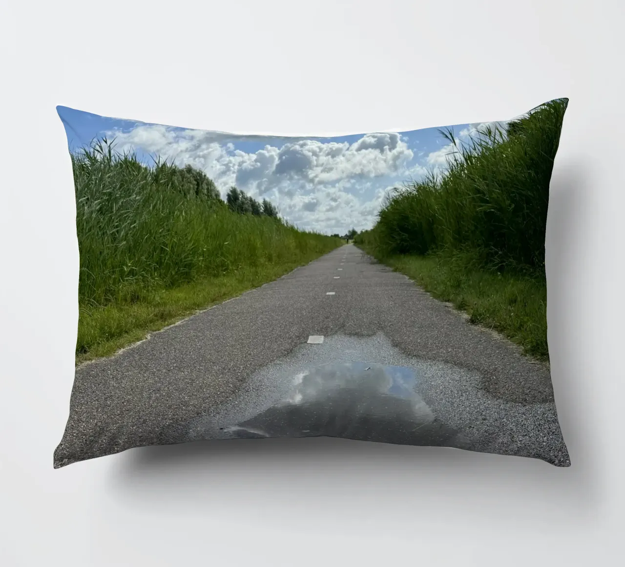 Riflessi di un cielo nuvoloso a Leeuwarden cuscino da byrieneke