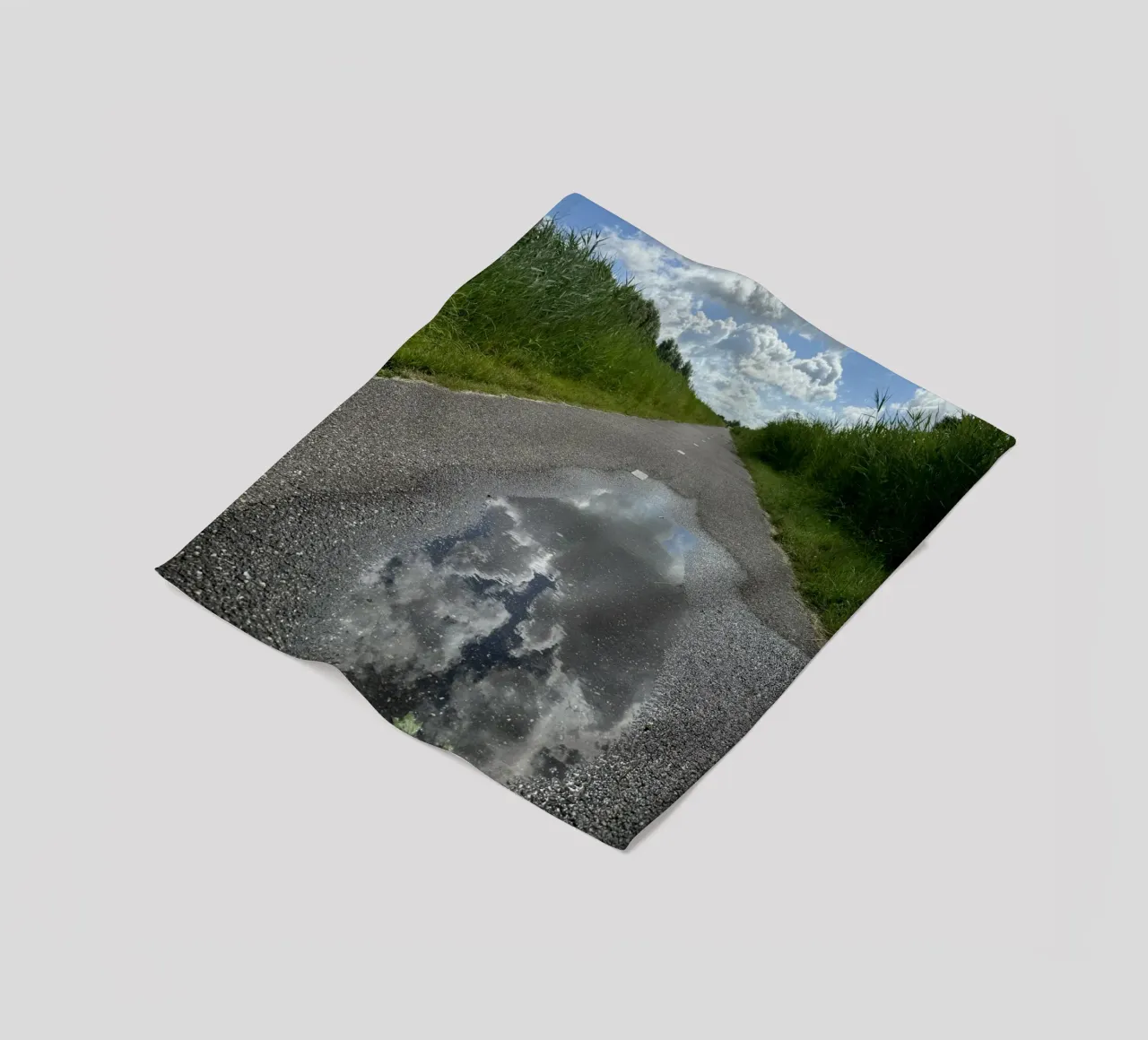 Riflessi di un cielo nuvoloso a Leeuwarden coperta in pile da byrieneke