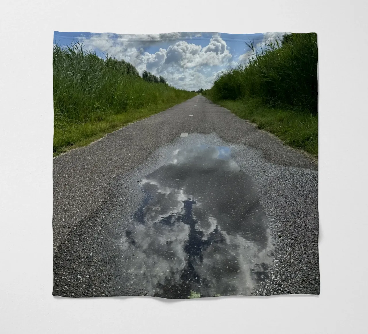 Riflessi di un cielo nuvoloso a Leeuwarden coperta in pile da byrieneke