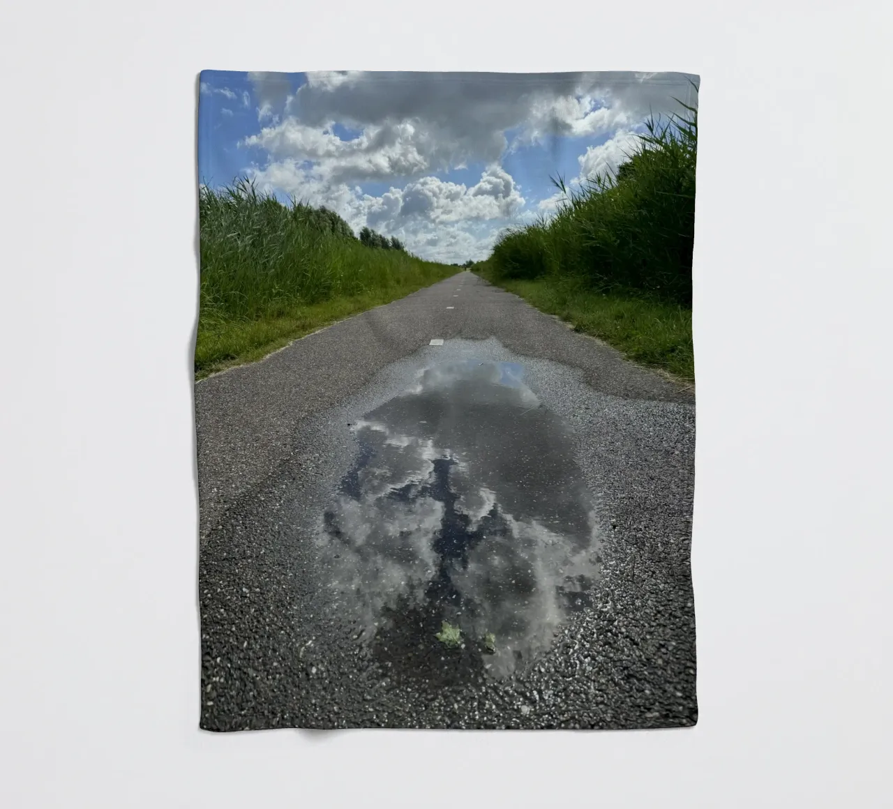 Riflessi di un cielo nuvoloso a Leeuwarden coperta in pile da byrieneke