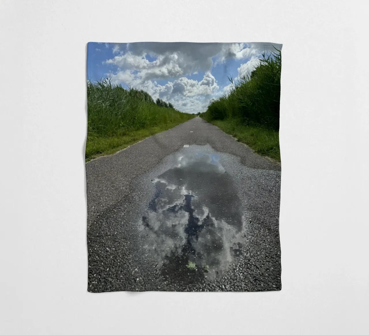 Riflessi di un cielo nuvoloso a Leeuwarden coperta in pile da byrieneke