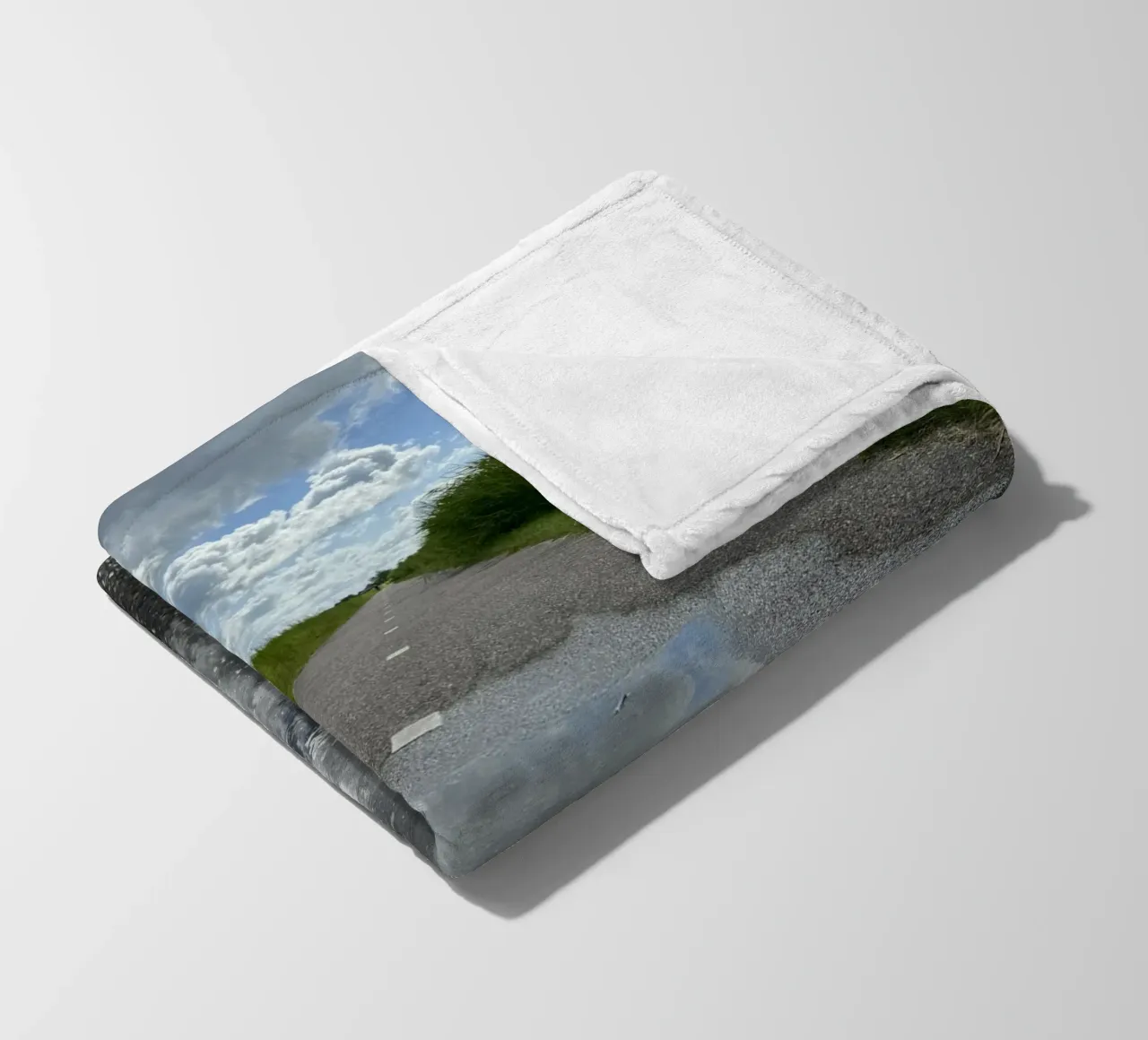 Riflessi di un cielo nuvoloso a Leeuwarden coperta in pile da byrieneke