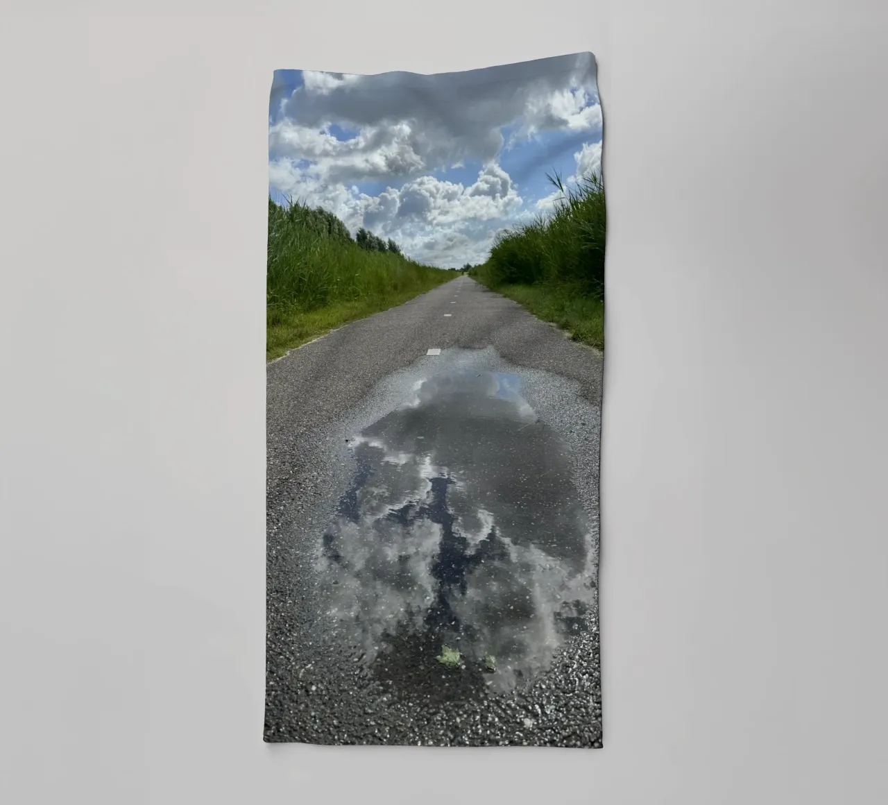 Riflessi di un cielo nuvoloso a Leeuwarden asciugamano da bagno da byrieneke