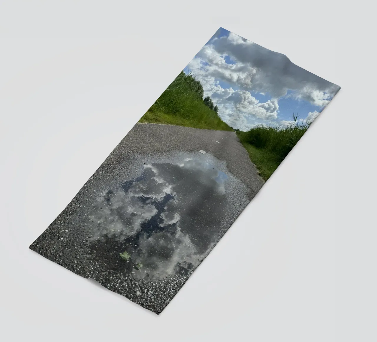 Riflessi di un cielo nuvoloso a Leeuwarden telo mare da byrieneke