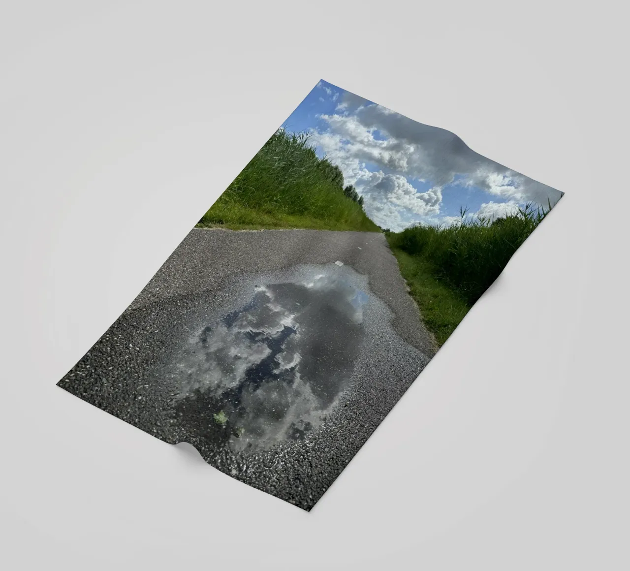 Riflessi di un cielo nuvoloso a Leeuwarden telo mare da byrieneke
