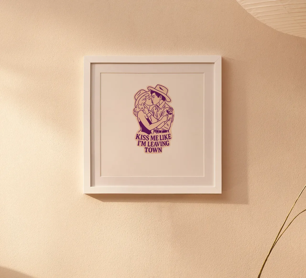 Kiss me like I’m leaving Town poster con telaio in plastica da Taika Tori Art