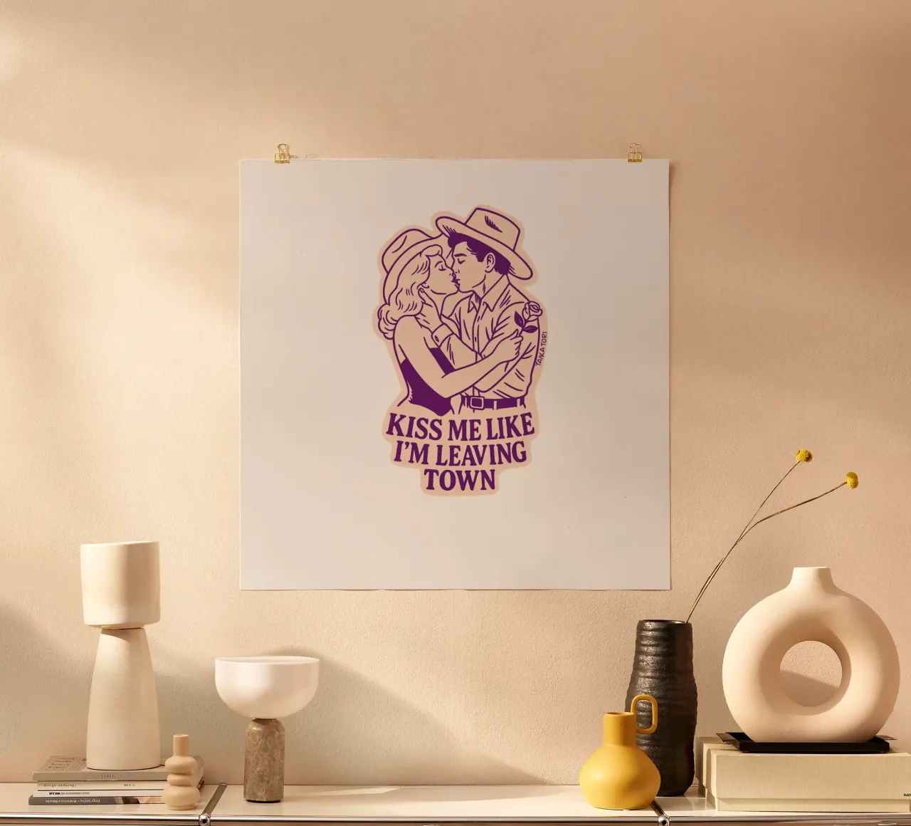 Kiss me like I’m leaving Town poster con telaio in plastica da Taika Tori Art