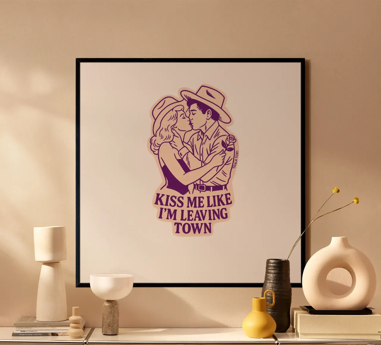 Kiss me like I’m leaving Town poster con telaio in plastica da Taika Tori Art