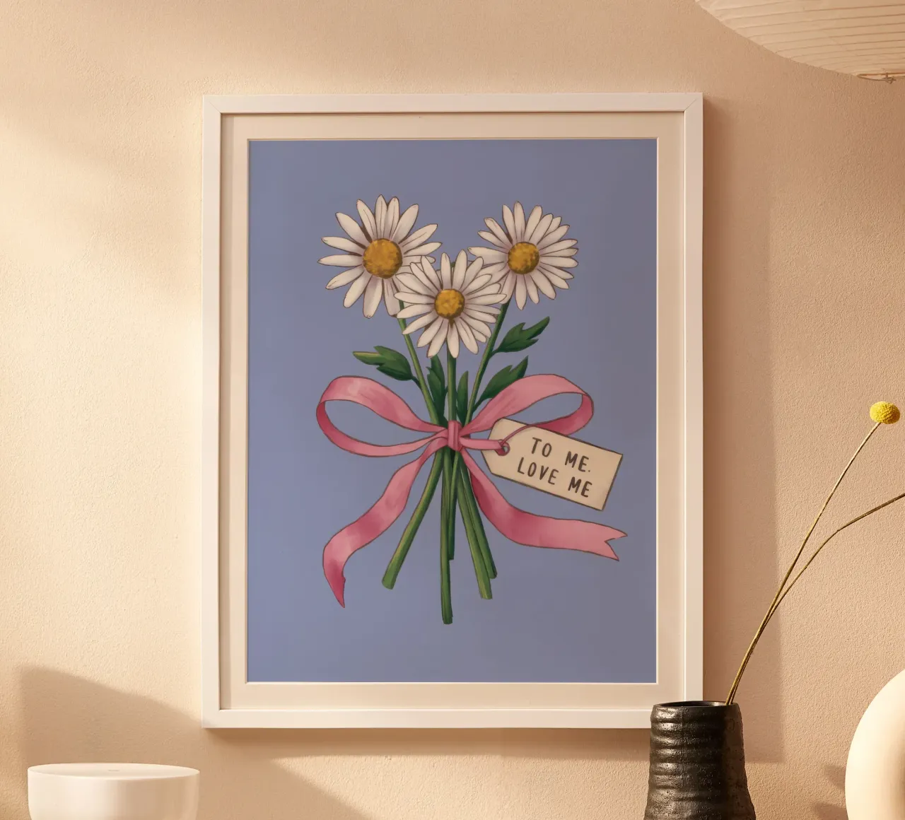 Devozione per le note della margherita poster con telaio in legno da Rain Balance