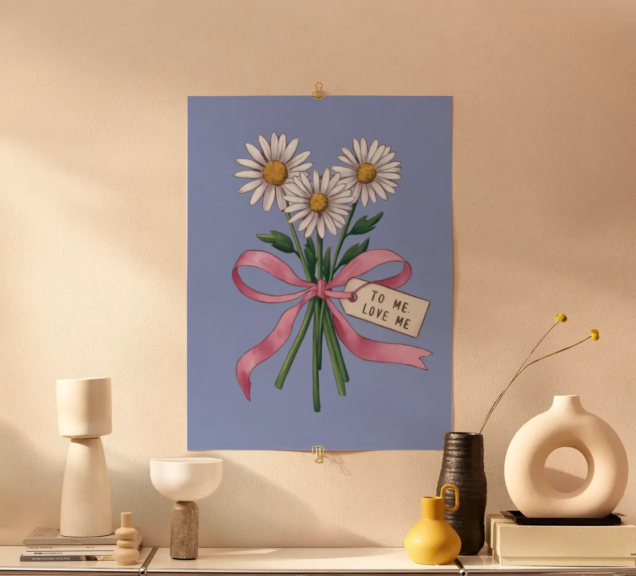 Devozione per le note della margherita poster con telaio in legno da Rain Balance