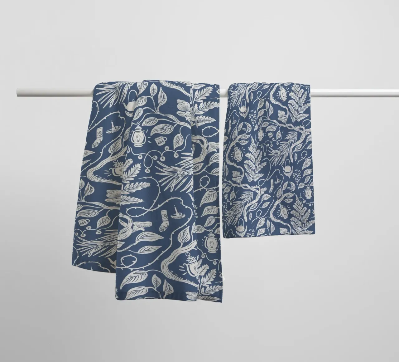 Cabincore Blue Forest Garden asciugamano da bagno da anisillustration