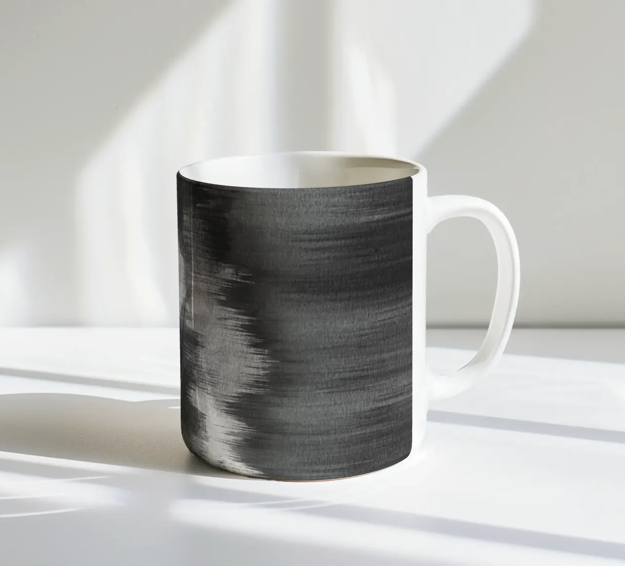 Pennellate di acquerello nero tazza in ceramica da NouveauPrints
