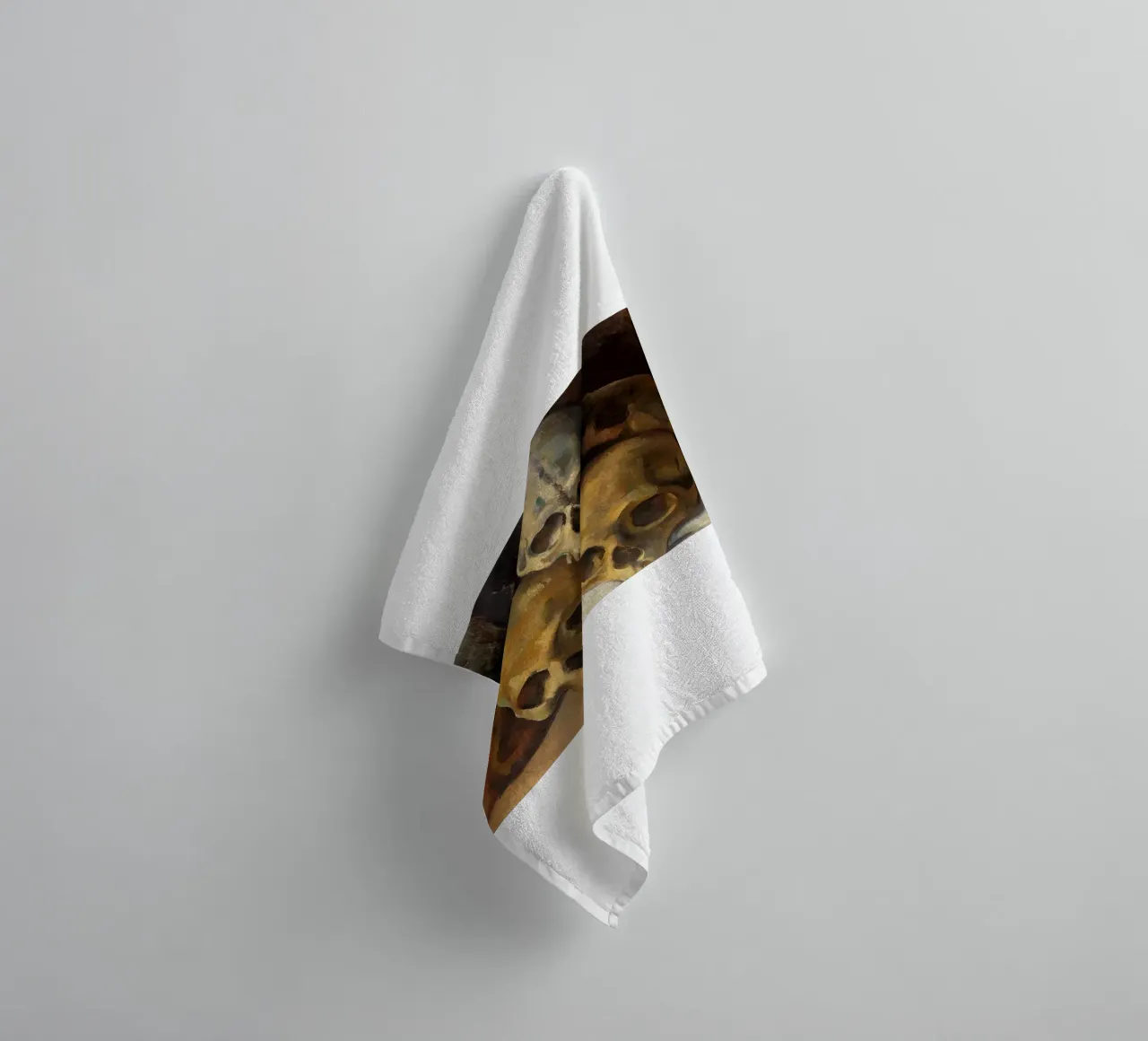 Pyramide der Totenköpfe von Paul Cézanne Handtuch von kaitlinparkershop