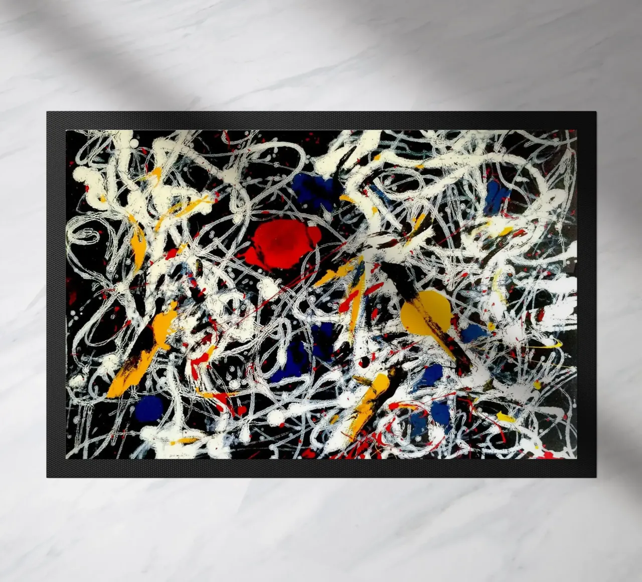 Numéro 15 - Rouge, gris, blanc, jaune paillasson de Corene Morar