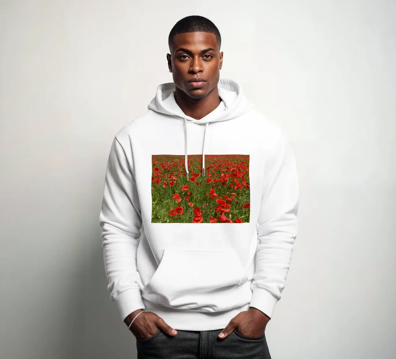 Il papavero in fiore a giugno felpa con cappuccio da Art Studio by Iris