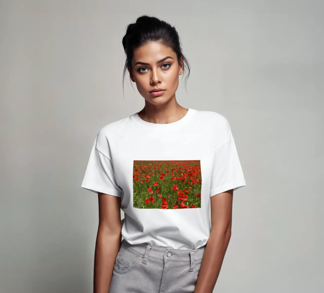 Il papavero in fiore a giugno t-shirt da Art Studio by Iris