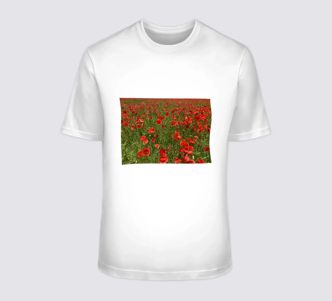 Il papavero in fiore a giugno t-shirt da Art Studio by Iris
