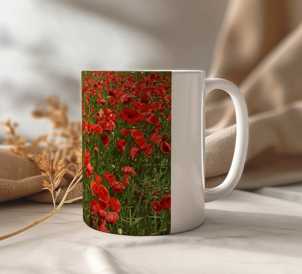 Il papavero in fiore a giugno tazza in ceramica da Art Studio by Iris