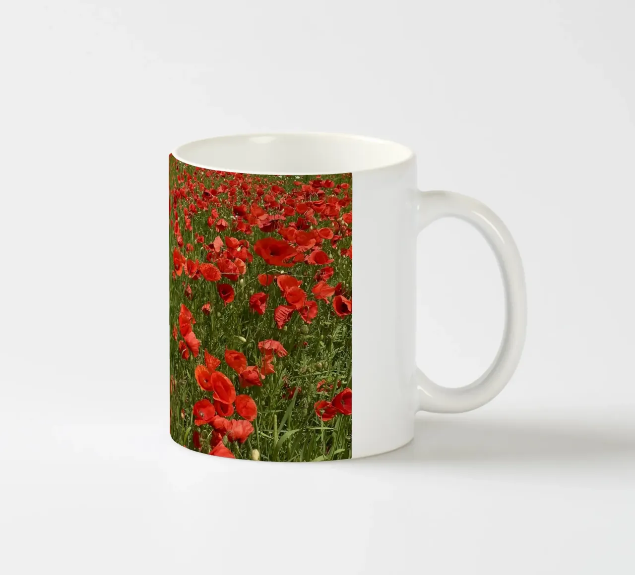 Il papavero in fiore a giugno tazza in ceramica da Art Studio by Iris