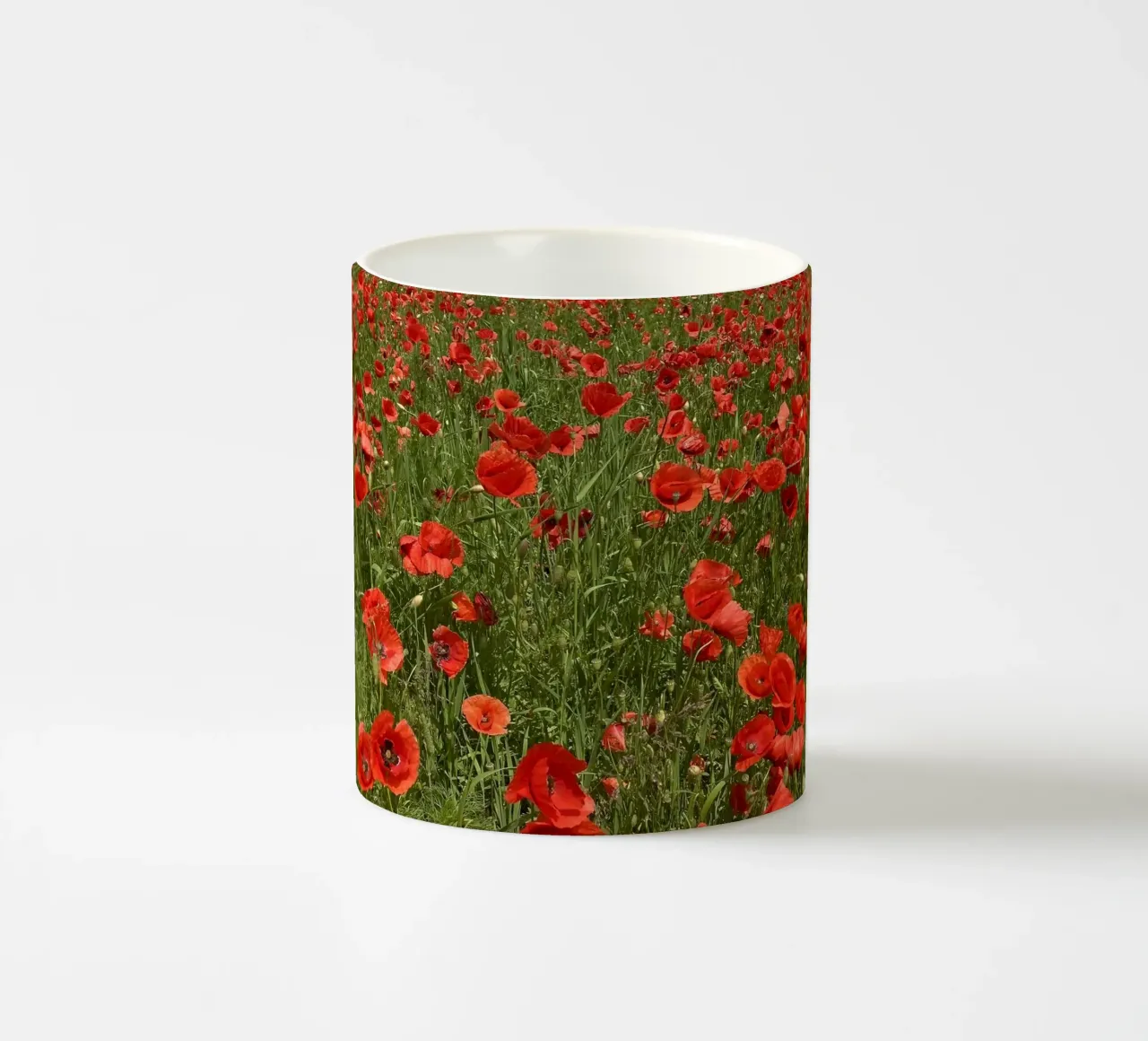 Il papavero in fiore a giugno tazza in ceramica da Art Studio by Iris