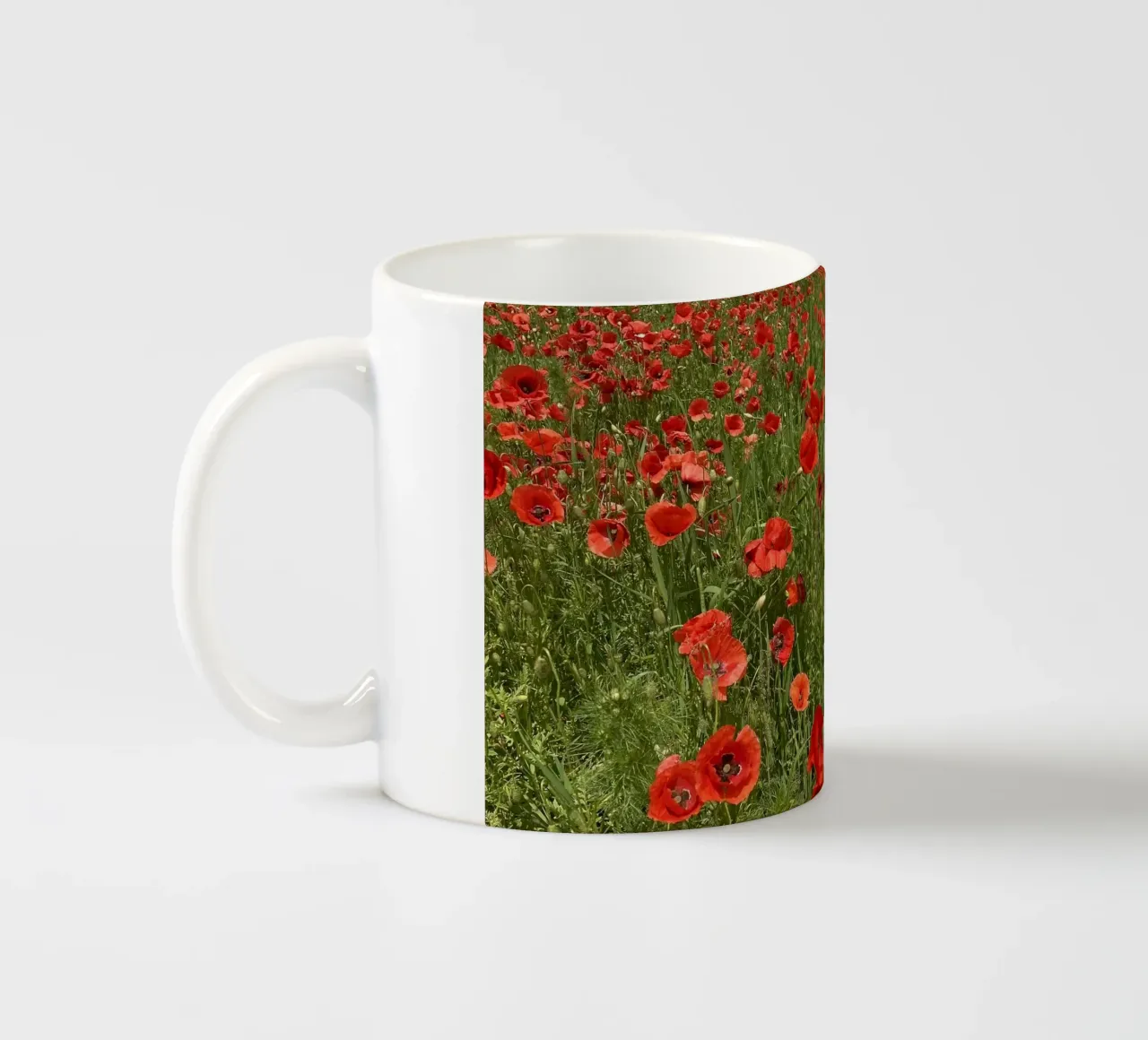 Il papavero in fiore a giugno tazza in ceramica da Art Studio by Iris