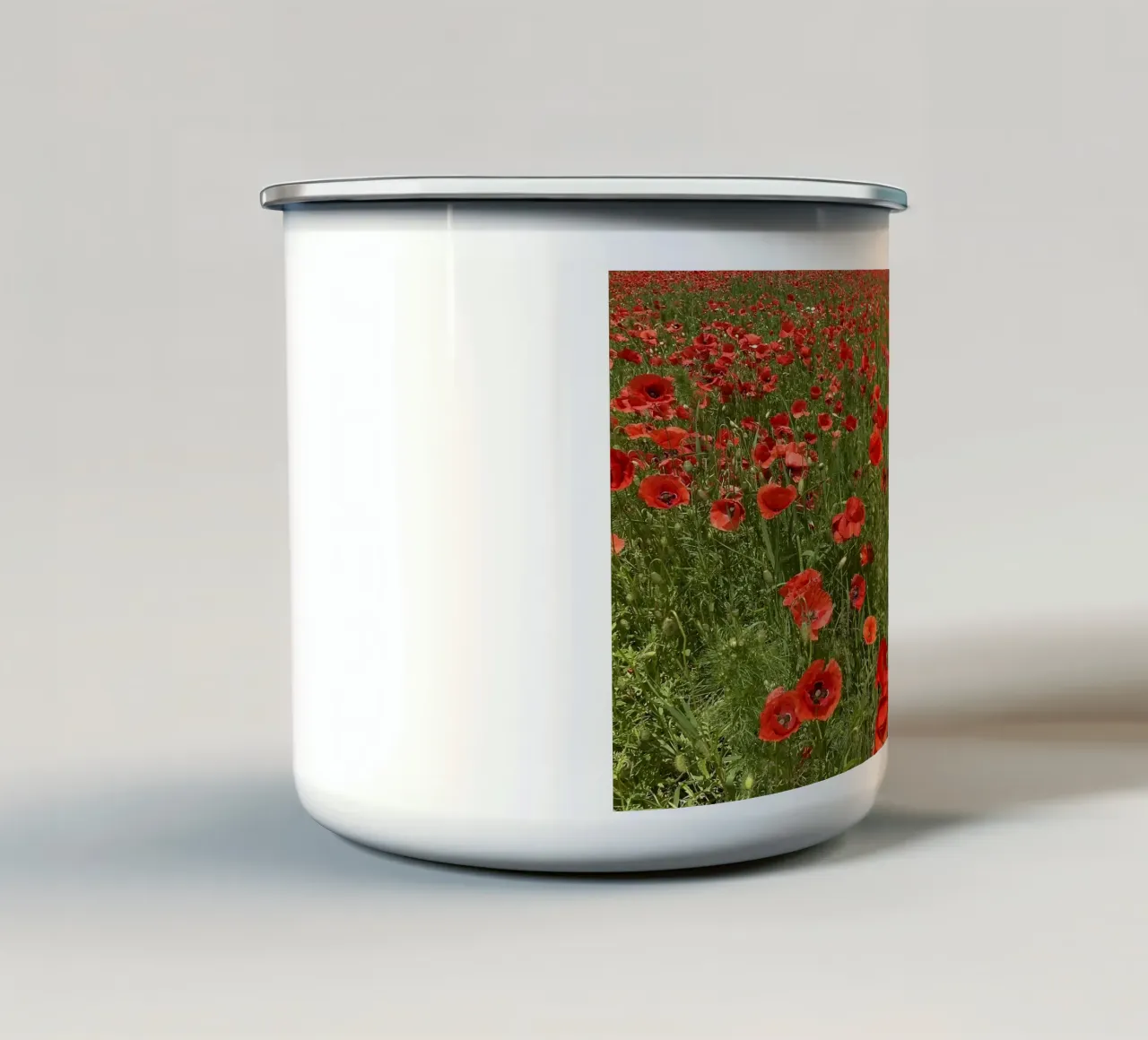 Klaproos bloeit in juni emaille mok van Art Studio by Iris