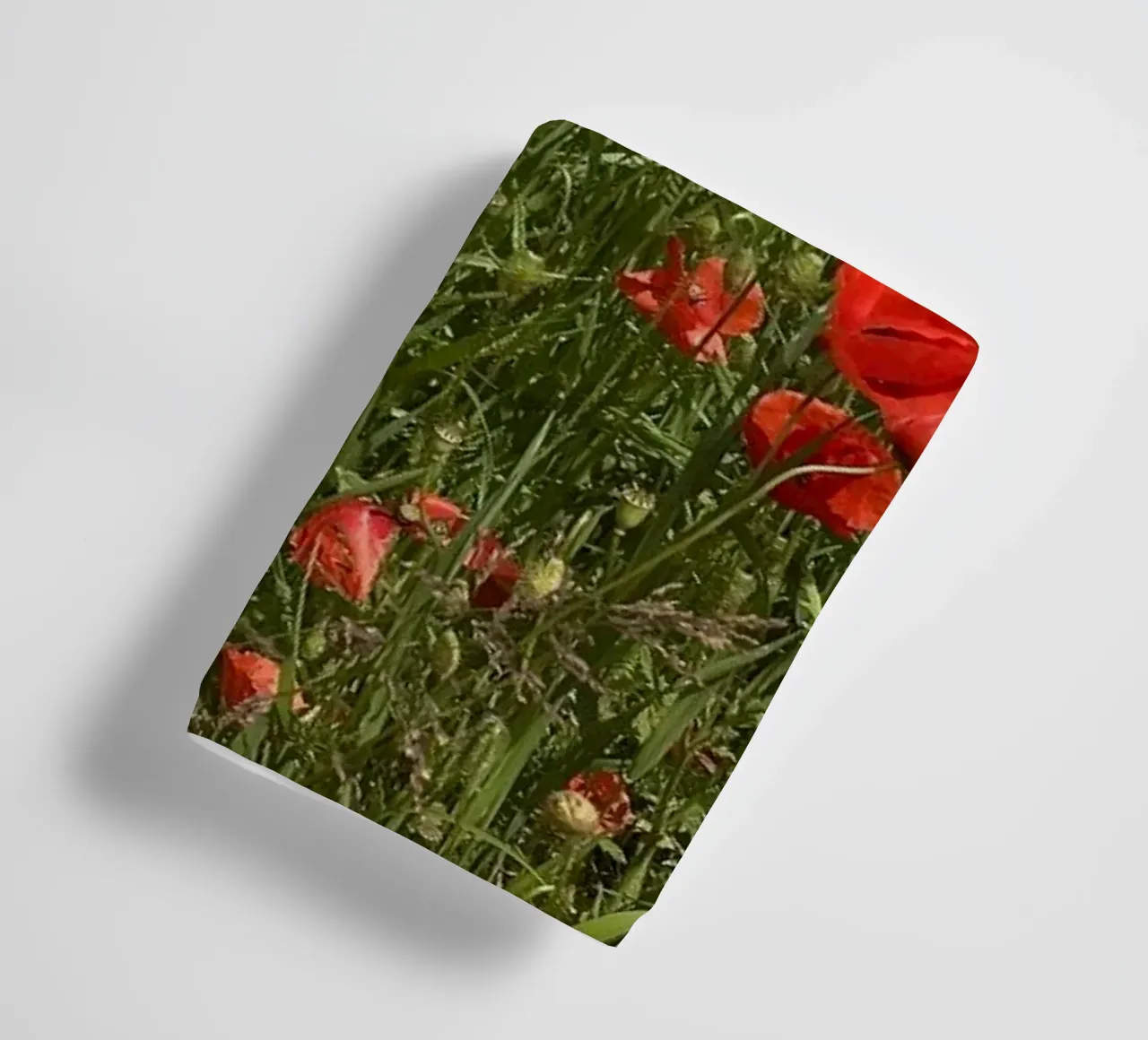 Il papavero in fiore a giugno asciugamano da bagno da Art Studio by Iris