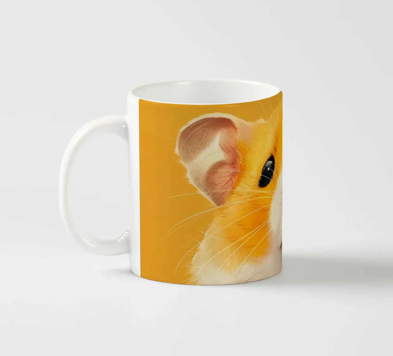 Criceto con pelliccia arancione e occhi espressivi tazza in ceramica da DesignDoodle