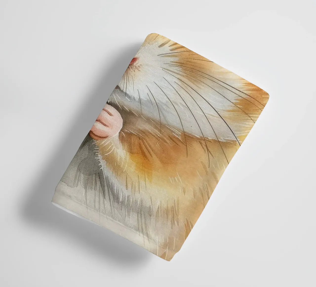 Simpatico criceto dalla soffice pelliccia dorata che tiene le piccole zampe in mano asciugamano da bagno da DesignDoodle