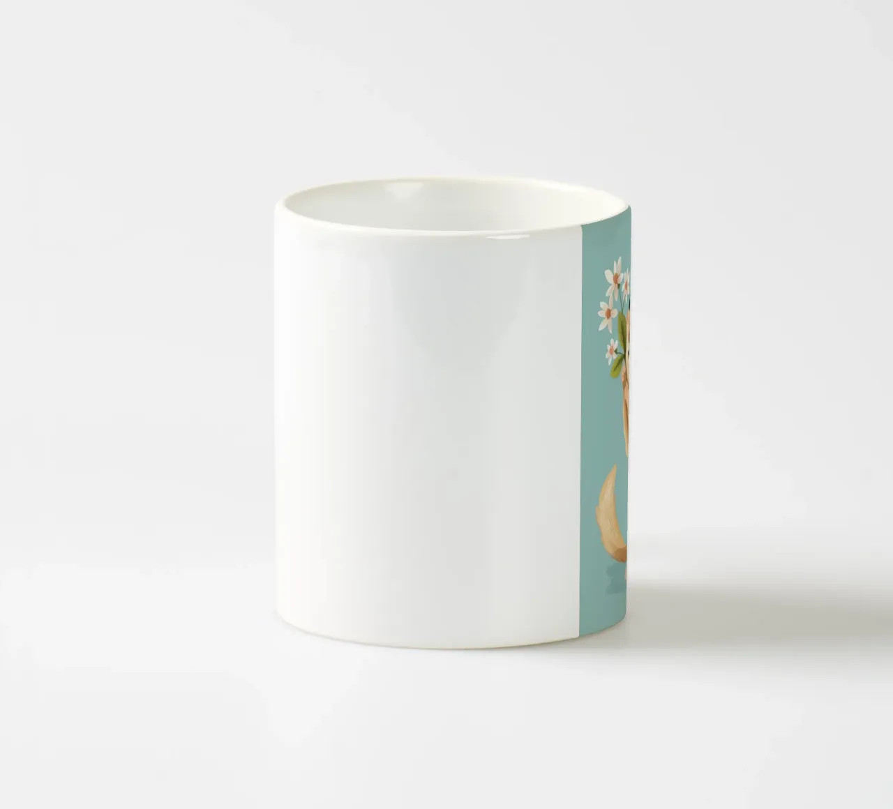 Petite créature tenant une fleur avec une douce expression mug en céramique de DesignDoodle