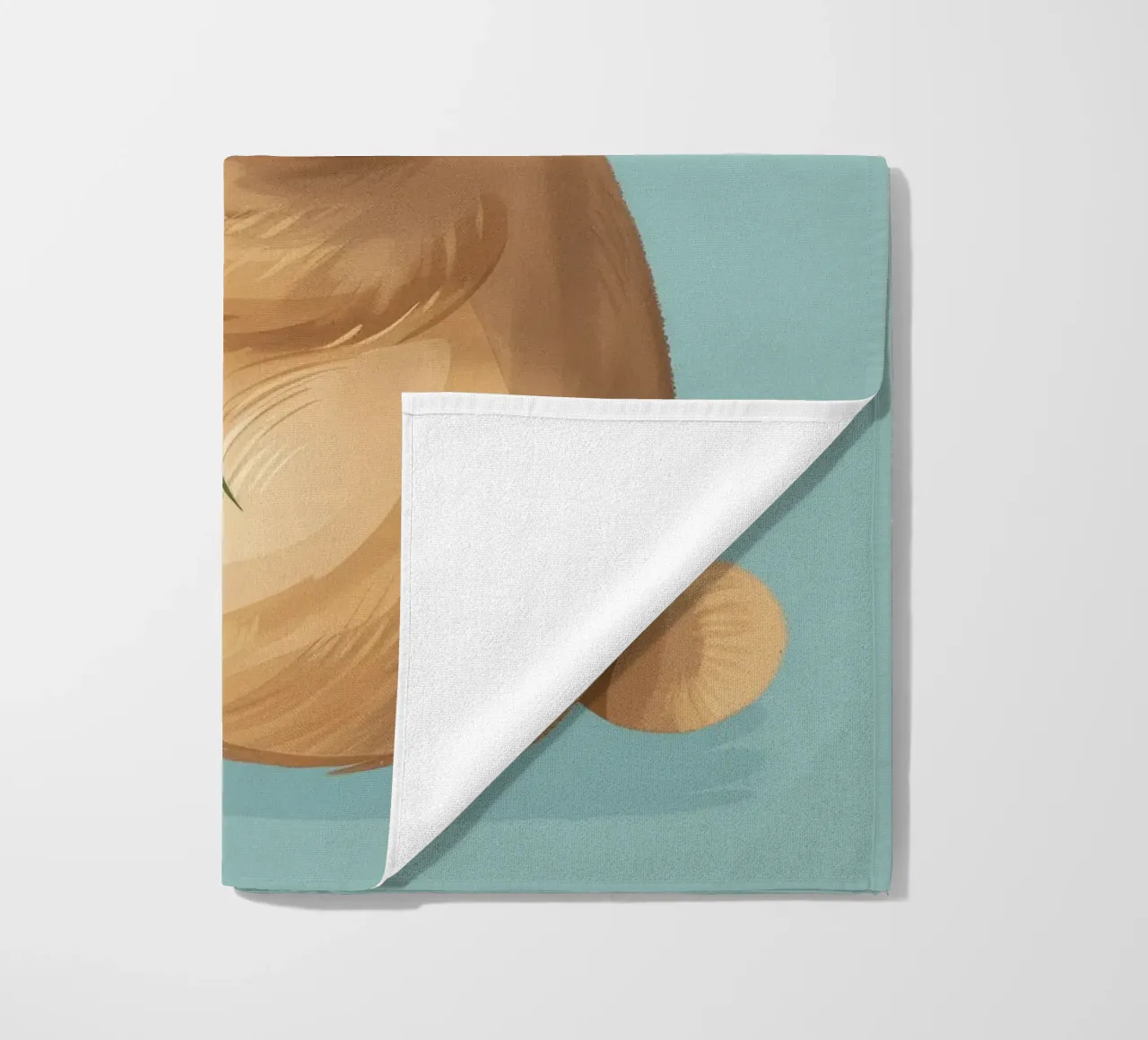 Piccola creatura che tiene in mano un fiore con un'espressione gentile telo mare da DesignDoodle