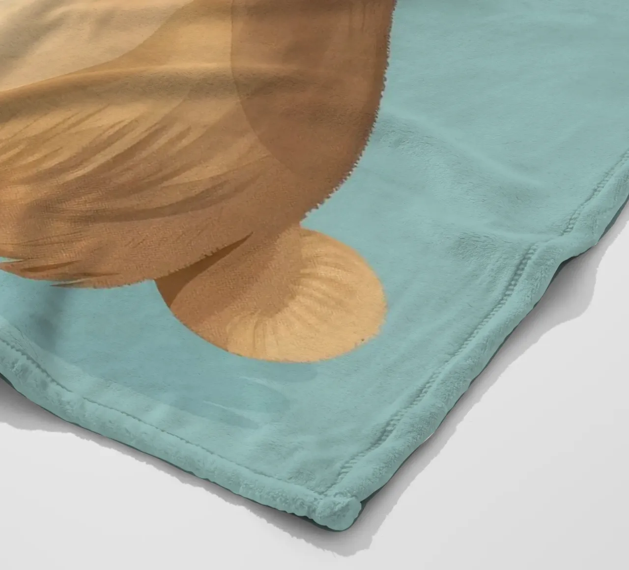 Piccola creatura che tiene in mano un fiore con un'espressione gentile coperta in pile da DesignDoodle