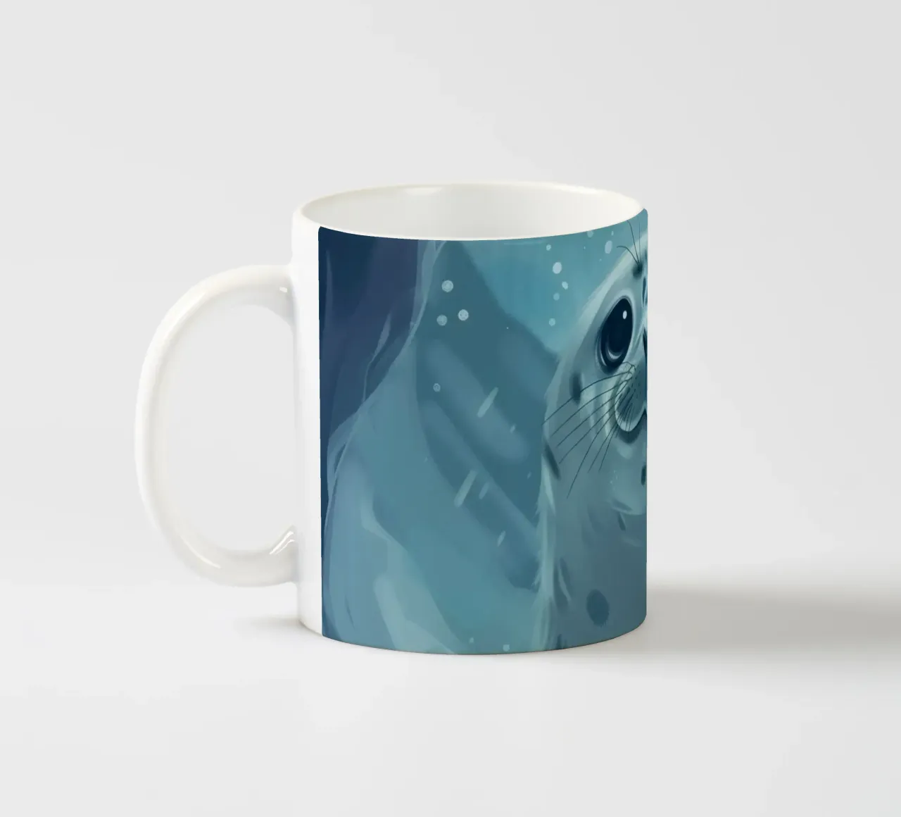 Un cucciolo di foca esplora una grotta sottomarina in un oceano gelido tazza in ceramica da DesignDoodle