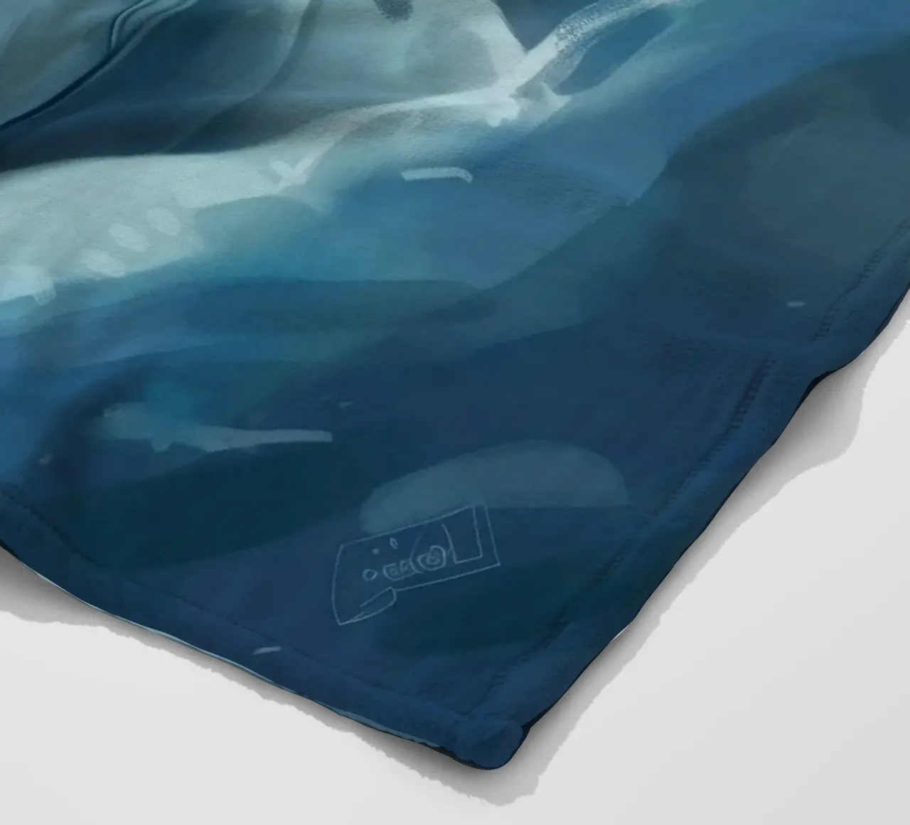 Un cucciolo di foca esplora una grotta sottomarina in un oceano gelido coperta in pile da DesignDoodle