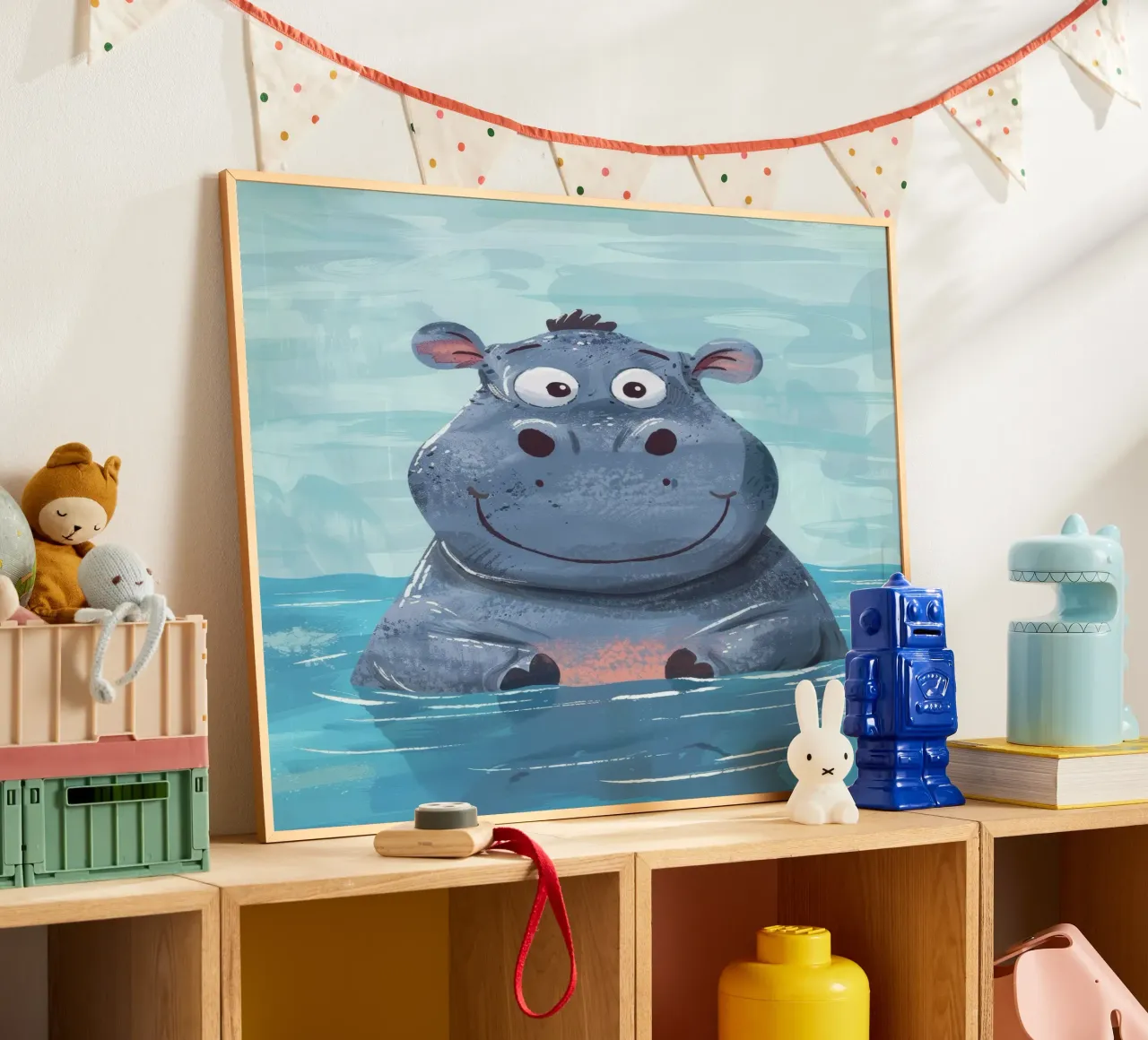 Ippopotamo felice che si gode un momento di gioco nell'acqua limpida poster con telaio in plastica da DesignDoodle