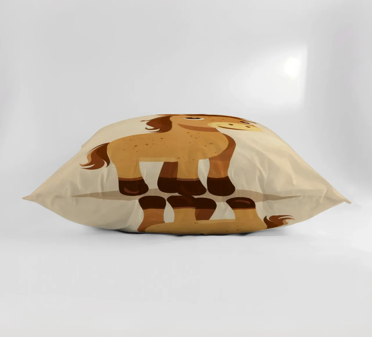 Simpatico cavallo dei cartoni animati con una faccia amichevole in piedi cuscino da DesignDoodle