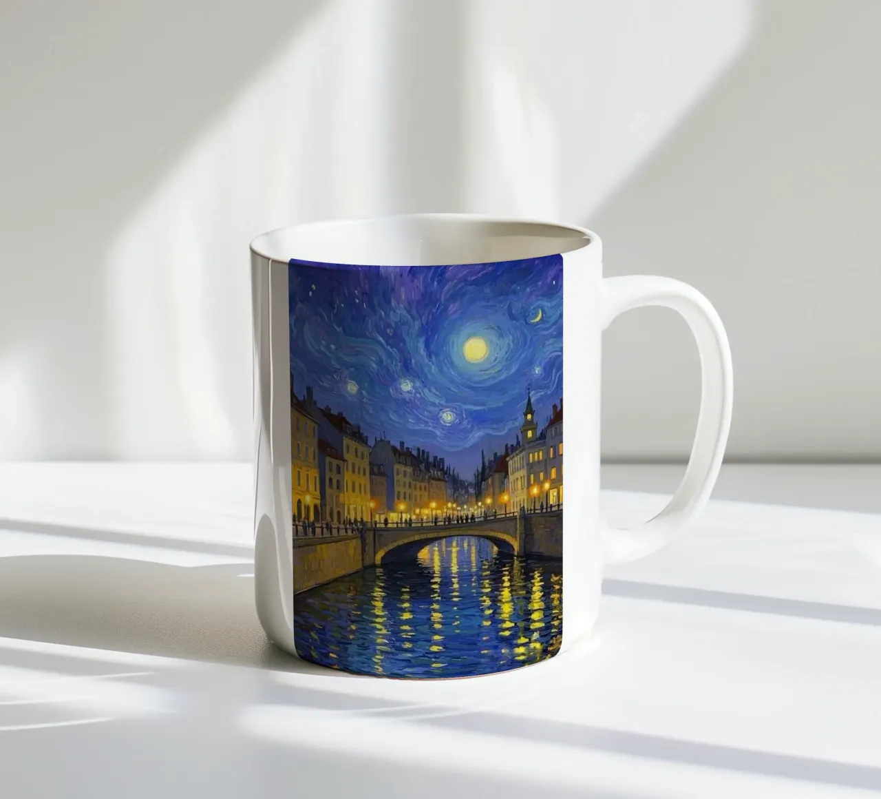Vista sul fiume in una notte stellata tazza in ceramica da Piper Shop Oke