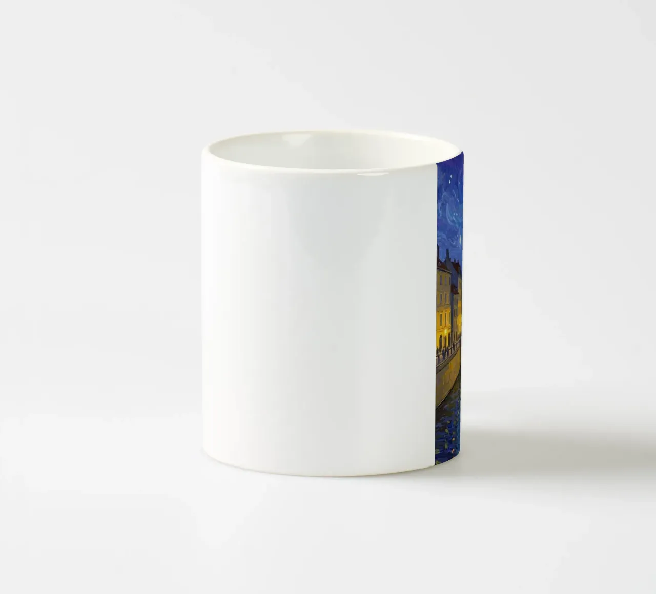 Vista sul fiume in una notte stellata tazza in ceramica da Piper Shop Oke