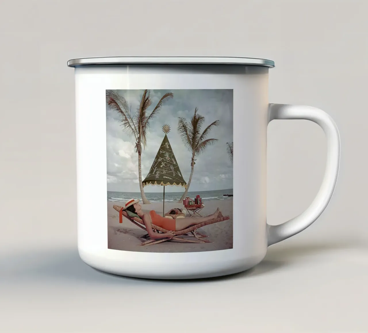 Una coppia che prende il sole in riva al mare a Palm Beach tazza in smalto da jason shop