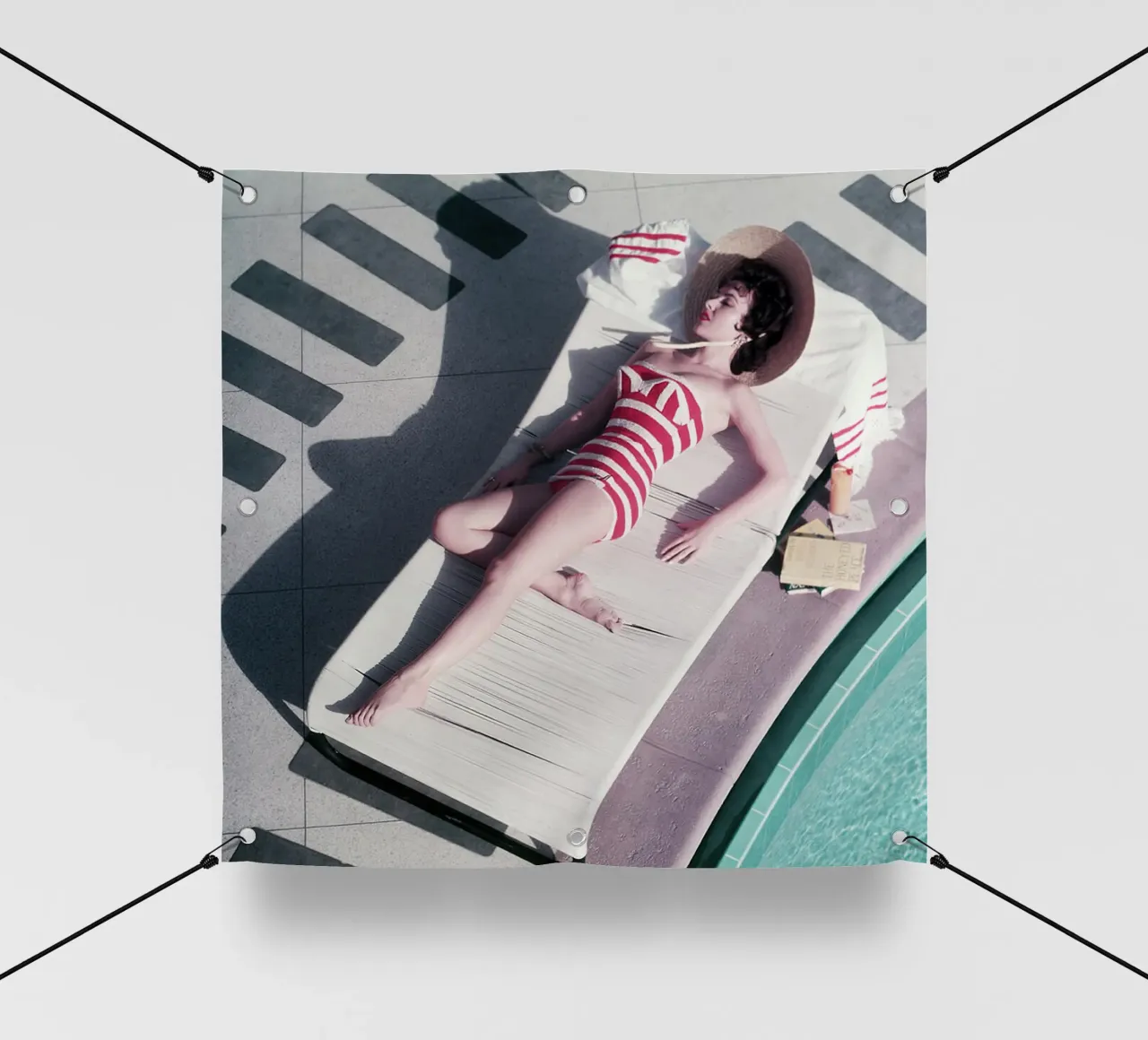 L'attrice austriaca Mara Lane a bordo piscina in un abito rosso telo in pvc da jason shop