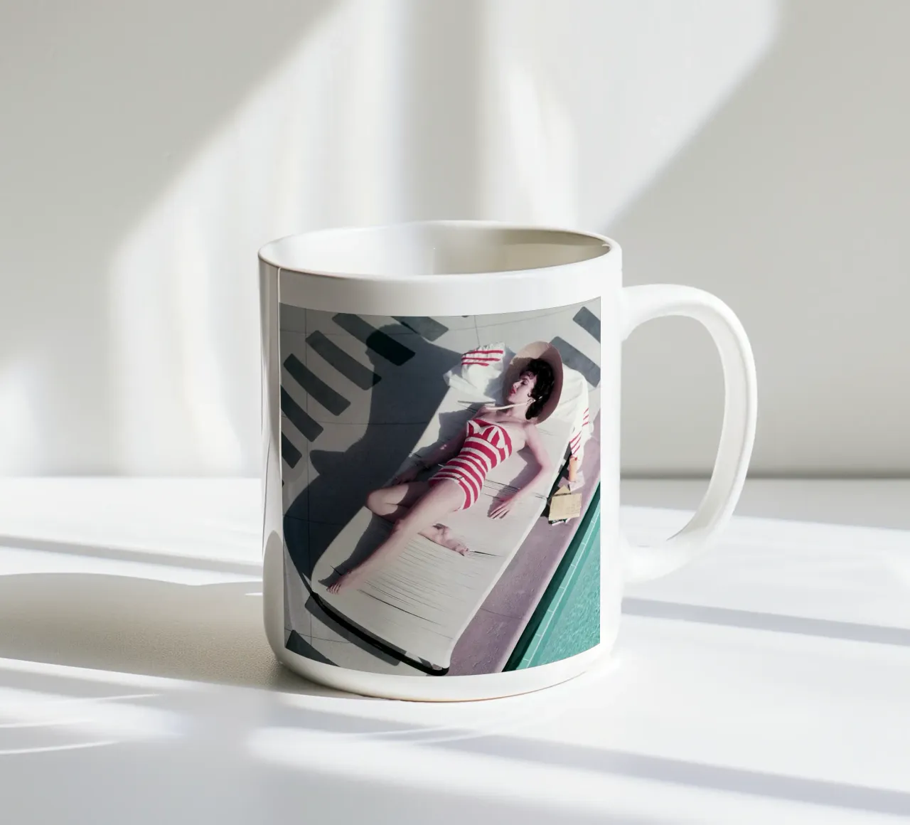 L'attrice austriaca Mara Lane a bordo piscina in un abito rosso tazza in ceramica da jason shop