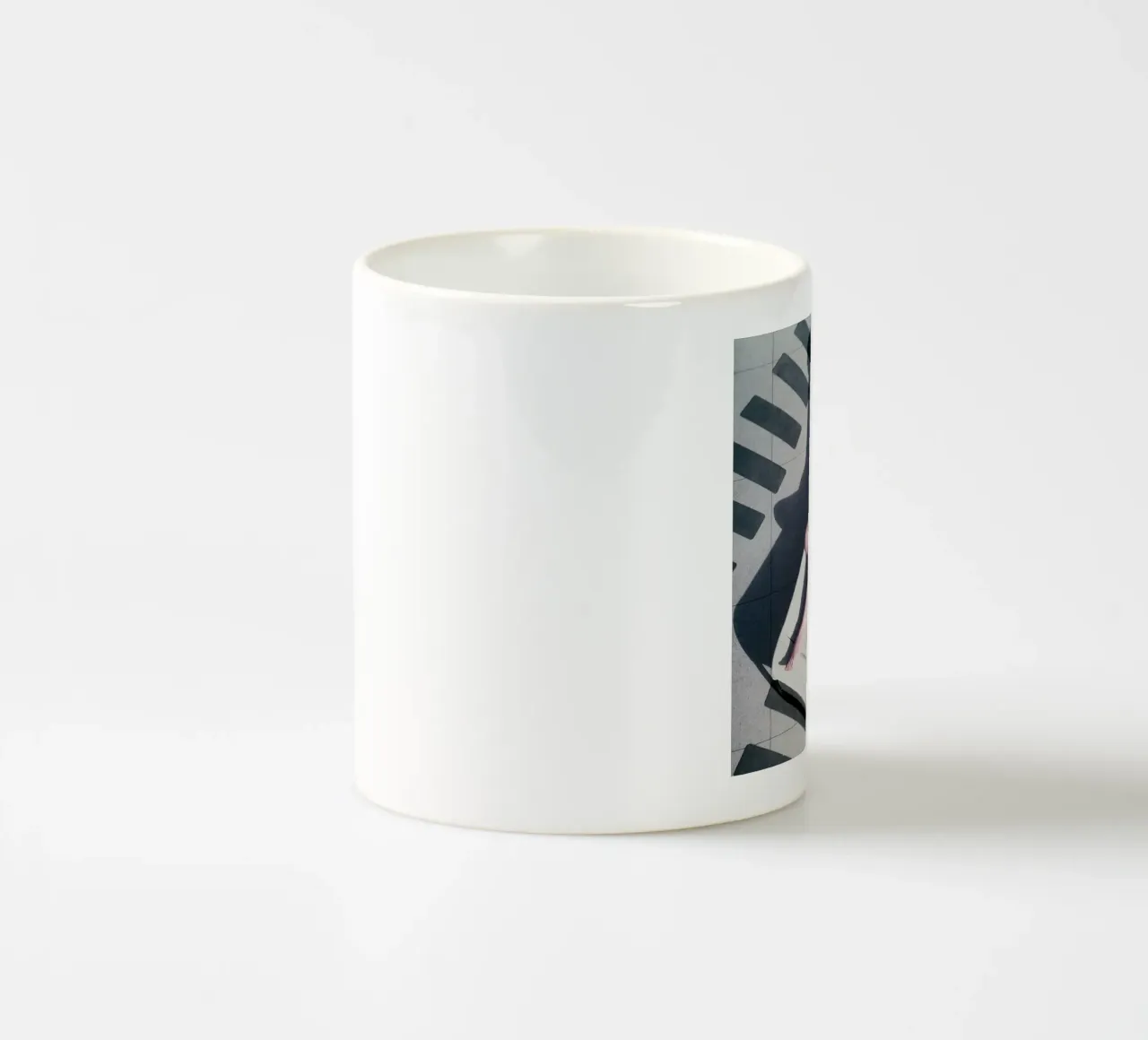 L'attrice austriaca Mara Lane a bordo piscina in un abito rosso tazza in ceramica da jason shop
