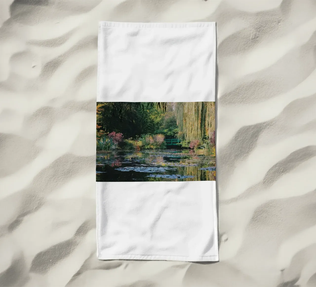 Lotusteich mit geschwungener Brücke Strandtuch von SMG Store