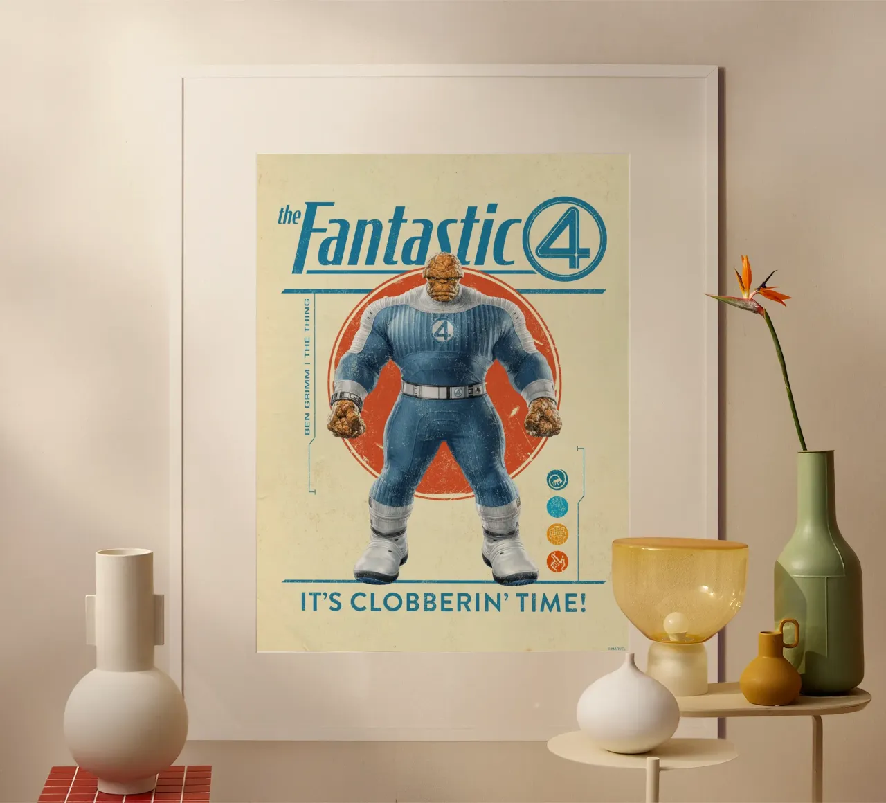 It’s Clobberin’ Time! poster con telaio in legno da FANTASTIC 4 by JUNIQE