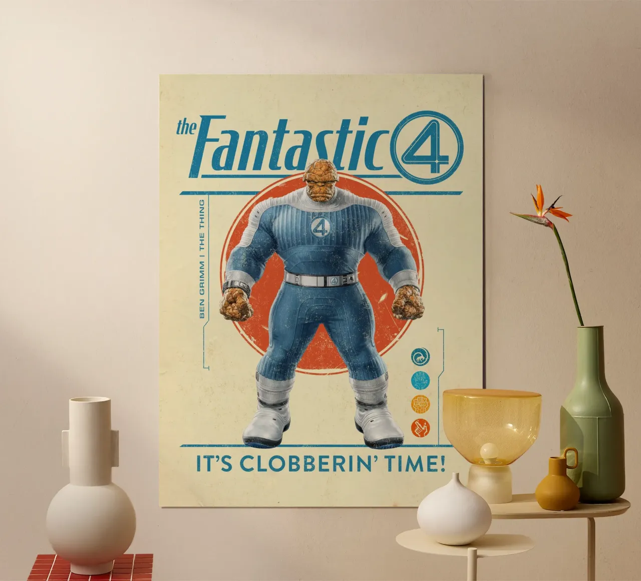 It’s Clobberin’ Time! poster con telaio in legno da FANTASTIC 4 by JUNIQE