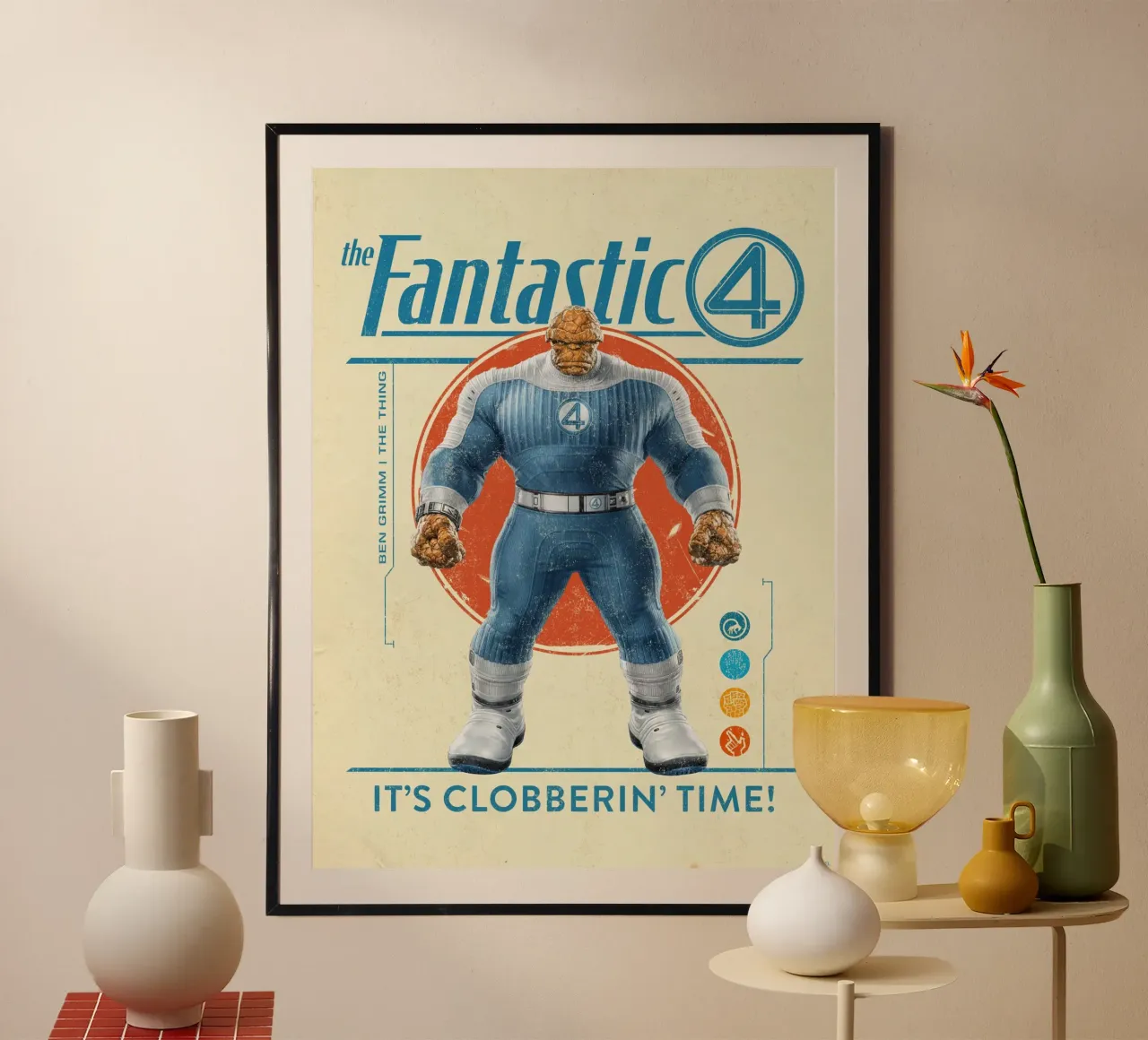 It’s Clobberin’ Time! poster con telaio in legno da FANTASTIC 4 by JUNIQE