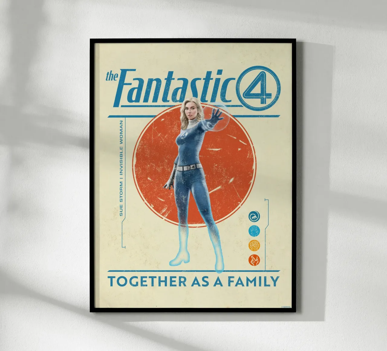 Fantastic 4 - together as a family poster con telaio in plastica da FANTASTIC 4 by JUNIQE