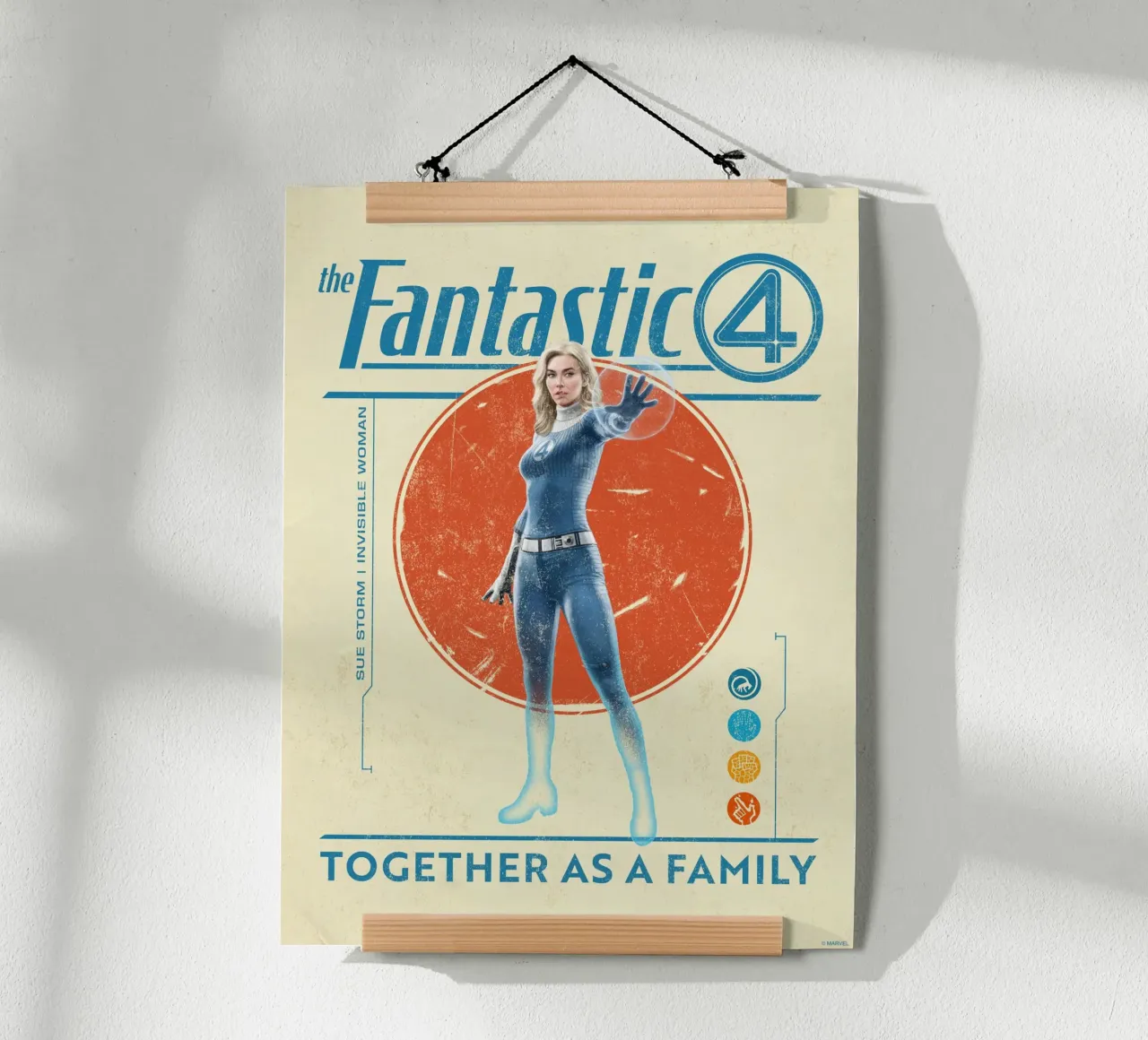 Fantastic 4 - together as a family poster con telaio in plastica da FANTASTIC 4 by JUNIQE